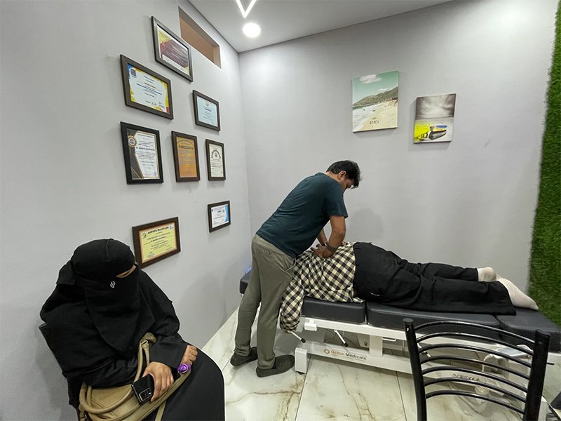 Manual therapy session at Midas Physiocare